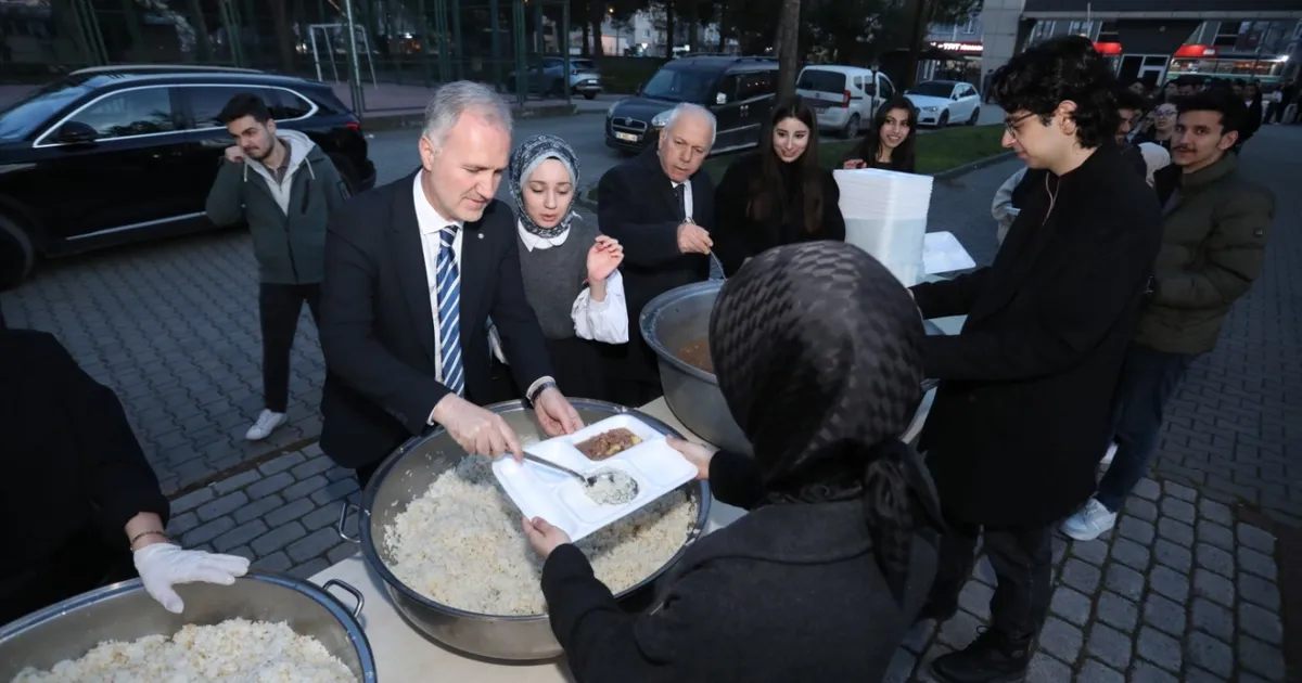İnegöl Belediyesi’nden fakülte bahçesinde iftar bereketi