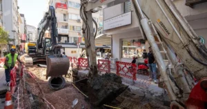 İzmir’in en yoğun bölgelerinden Alsancak’ta yağmur sularının yarattığı taşkınlar ve