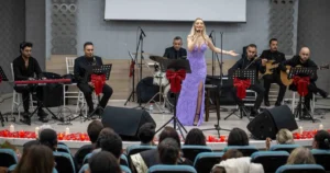 İzmir Bornova Belediyesi’nin kültür sanat etkinlikleri kapsamında düzenlediği “Demet Aslan