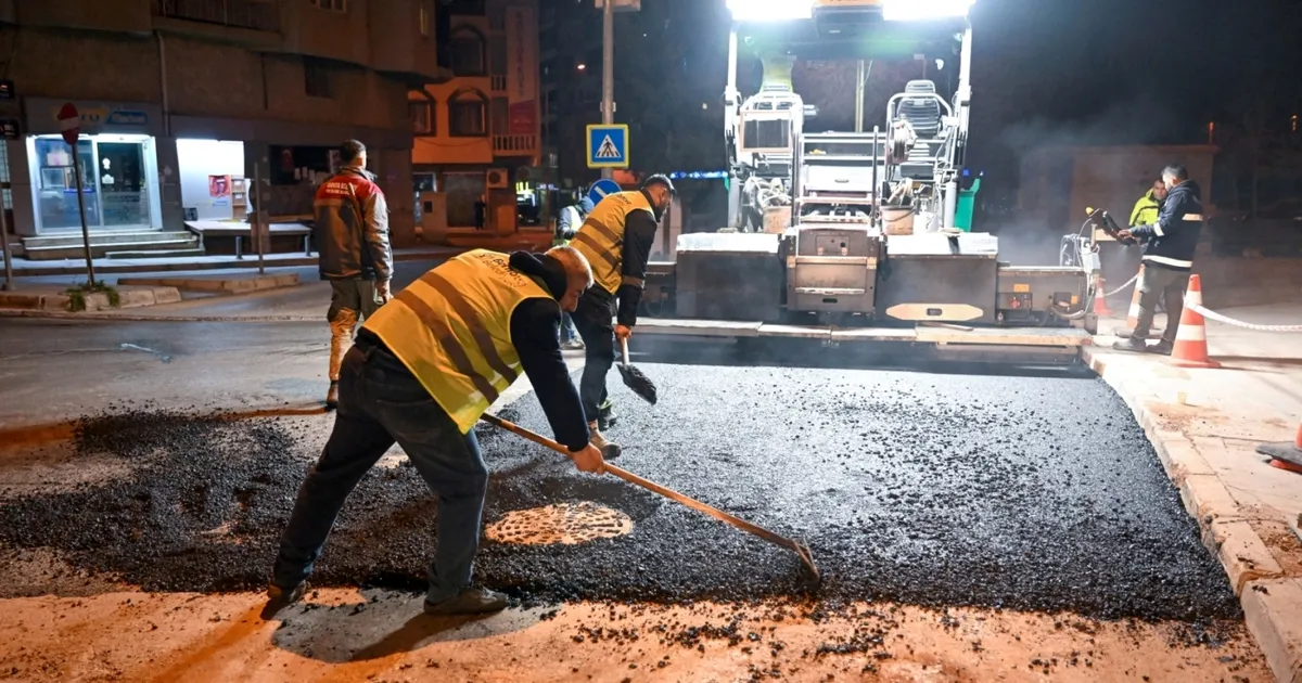 İzmir Bornova’da gece asfalt mesaisi