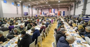 İzmir Büyükşehir Belediyesi iftar sofrasını bu kez Foça’da kurdu. Programa