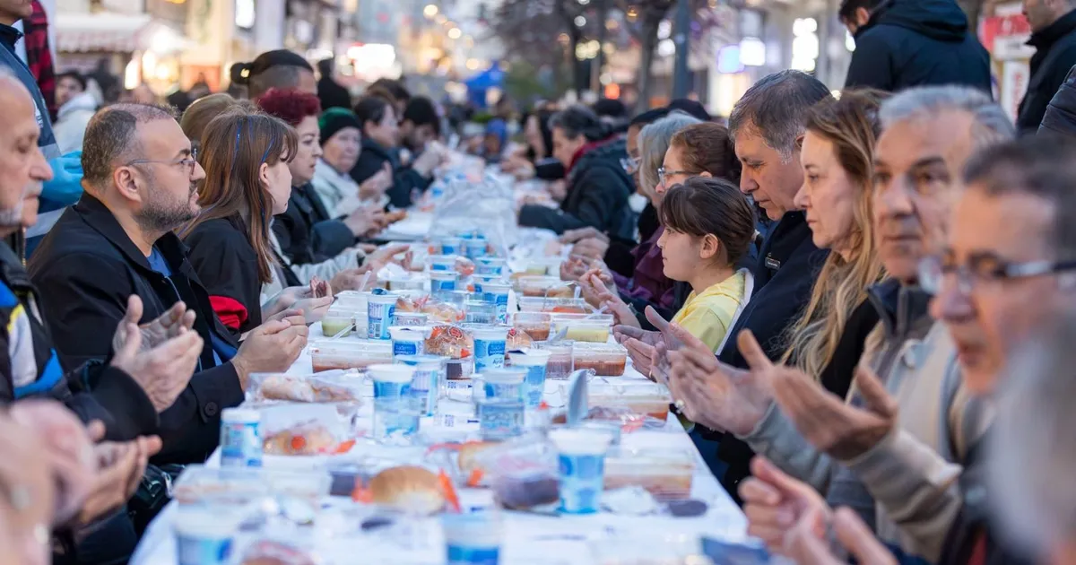 İzmir Büyükşehir’in iftar sofrası Kemeraltı’nda kuruldu
