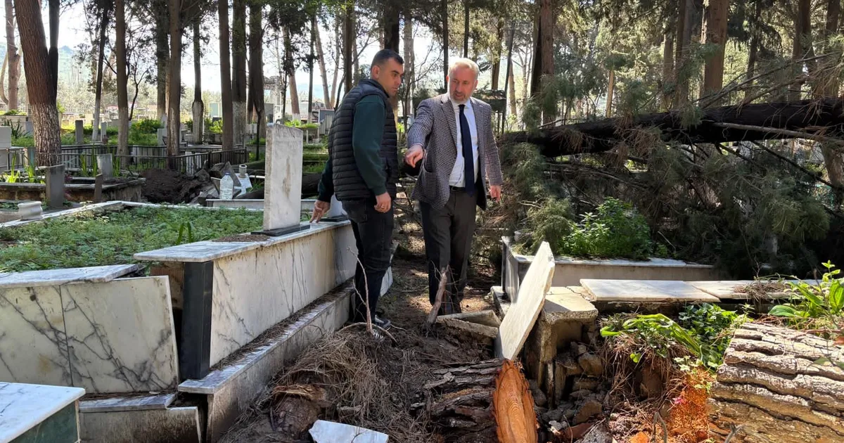 İzmir’de fırtınadan etkilenen mezarlıklara hızlı müdahale