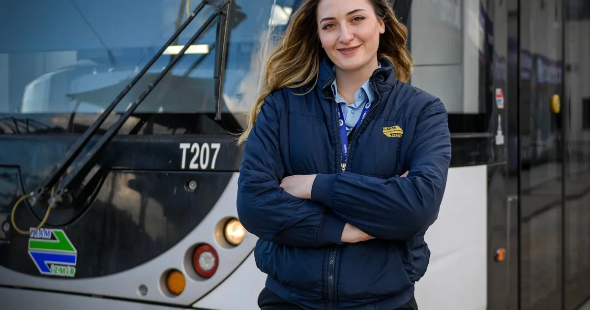 İzmir’de tramvay koltuğunda bir kadın… Raylarda kadın gücü