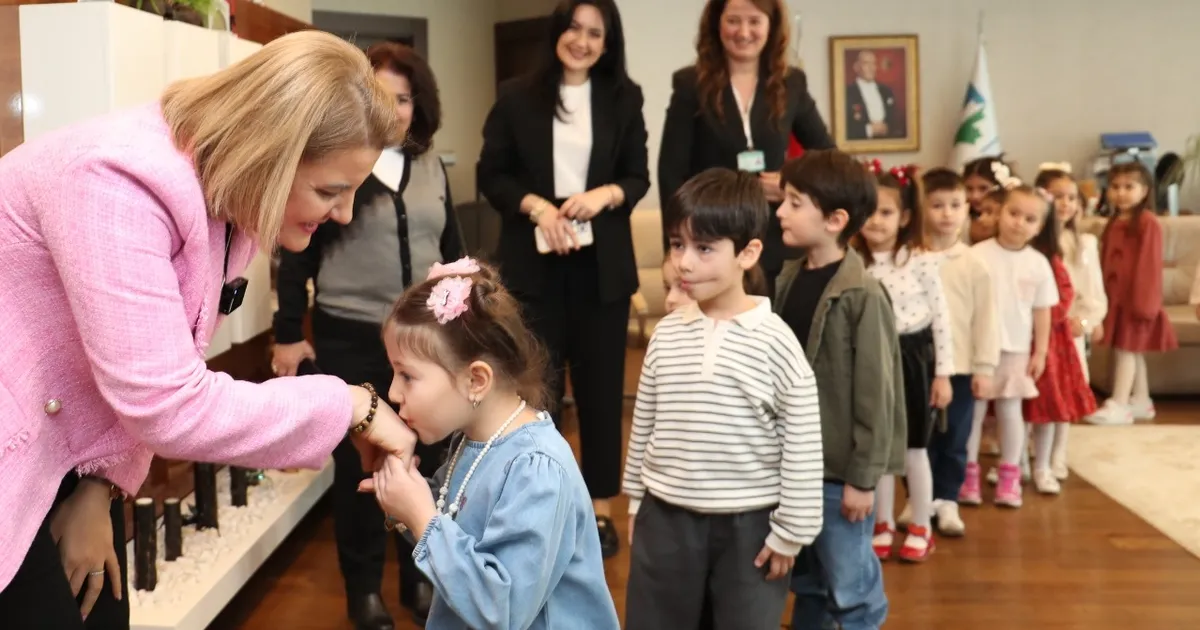 İzmitli miniklerden Fatma Başkan’a bayram sürprizi