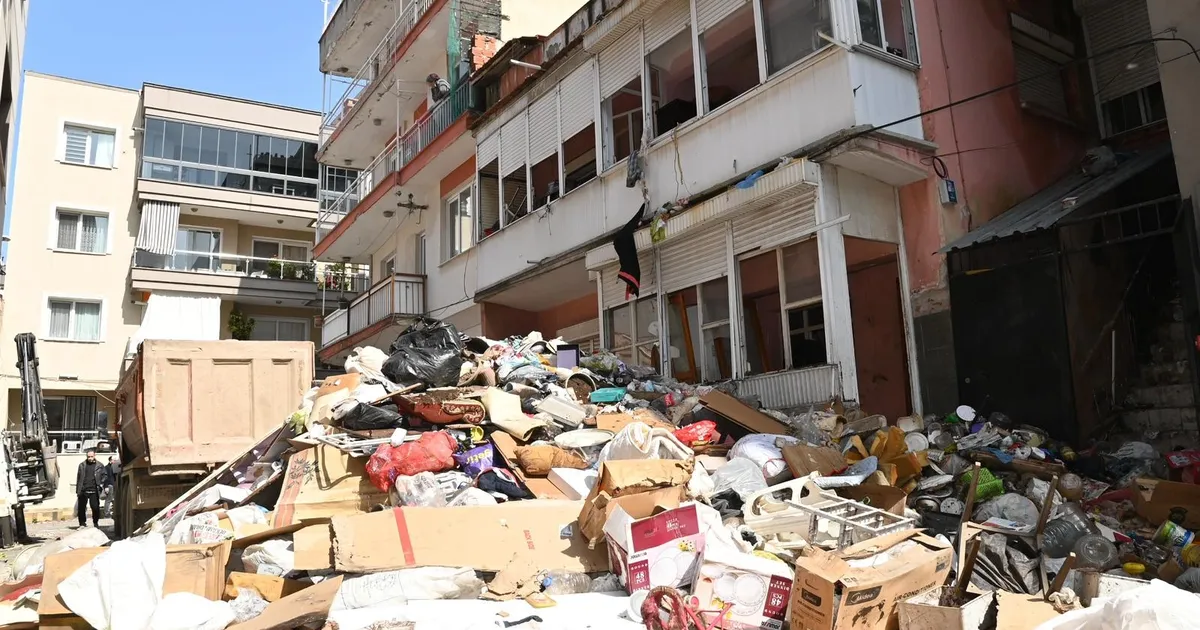 Karabağlar’da ‘çöp ev’den 12 kamyon atık çıkarıldı