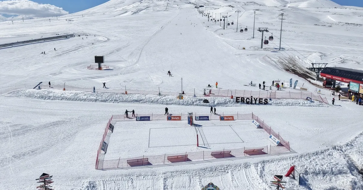 Kayseri Erciyes’te kar voleybolu heyecanı başlıyor