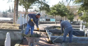 Kayseri Melikgazi’de bayram hazırlıkları başladı. İlçe genelinde bulunan mezarlıklarda bayram