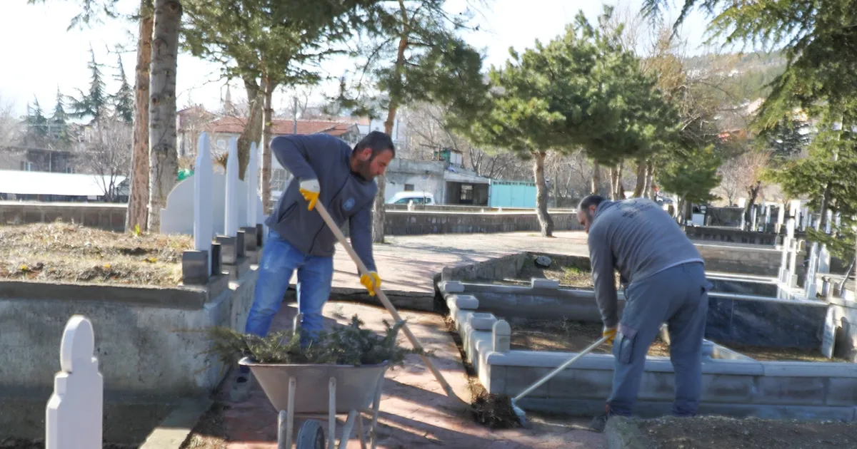Kayseri Melikgazi’de mezarlıklarda bayram temizliği