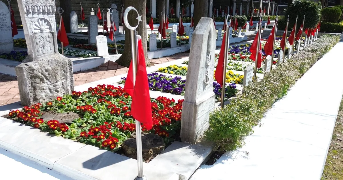 Kocaeli Büyükşehir’den 18 Mart öncesi şehitliklerde titiz çalışma