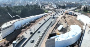 Kocaeli Büyükşehir Belediyesi, Başiskele Kavşağı Koridor Projesi’nde tam yol ilerliyor.