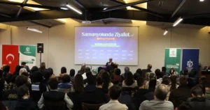 Kocaeli Büyükşehir Belediyesi’nin düzenlediği “Samanyolu’nda Ziyafet” isimli okuma programına gençler