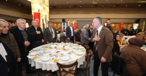 Kocaeli Büyükşehir Belediyesi’nin düzenlediği iftar, il genelindeki tüm muhtarları aynı