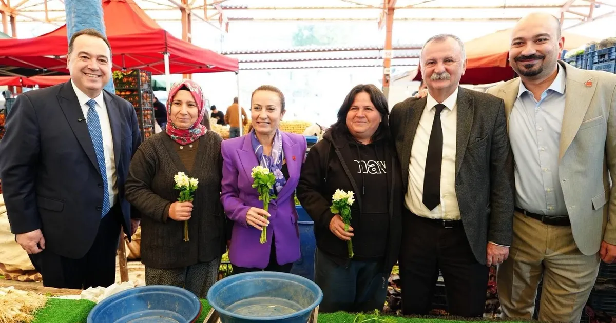 Manisa’da 8 Mart’ta kadınlara çiçek sürprizi