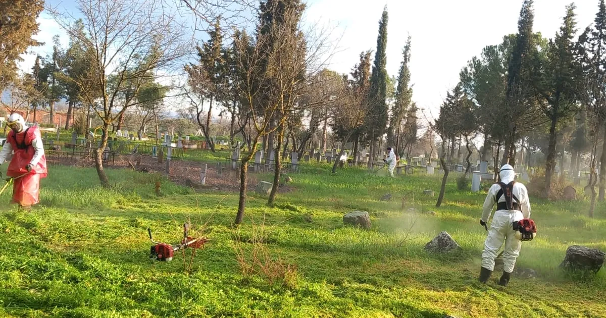 Manisa’da mezarlıklar bayrama hazırlanıyor