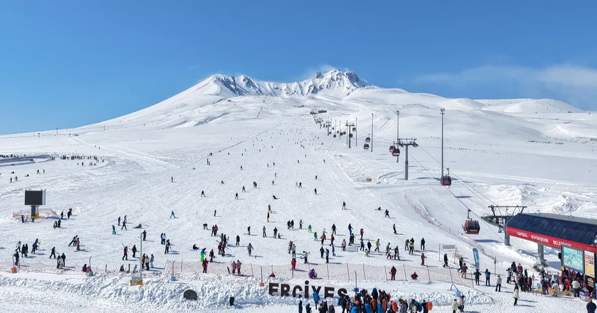 Rekortmen Erciyes yeni kayakseverleri bekliyor