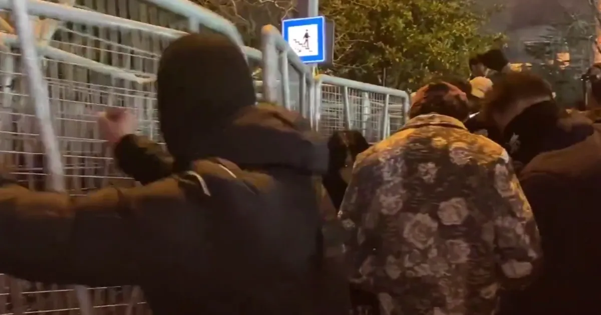 Saraçhane’de polis bariyerlerine saldıran maskeli 35 şüpheli gözaltında