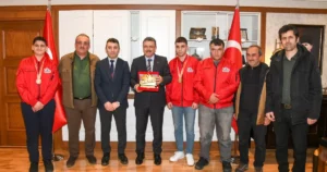 TEKNOFEST 2025’te Türkiye birincisi olan öğrencileri makamında ağırlayan Trabzon Büyükşehir
