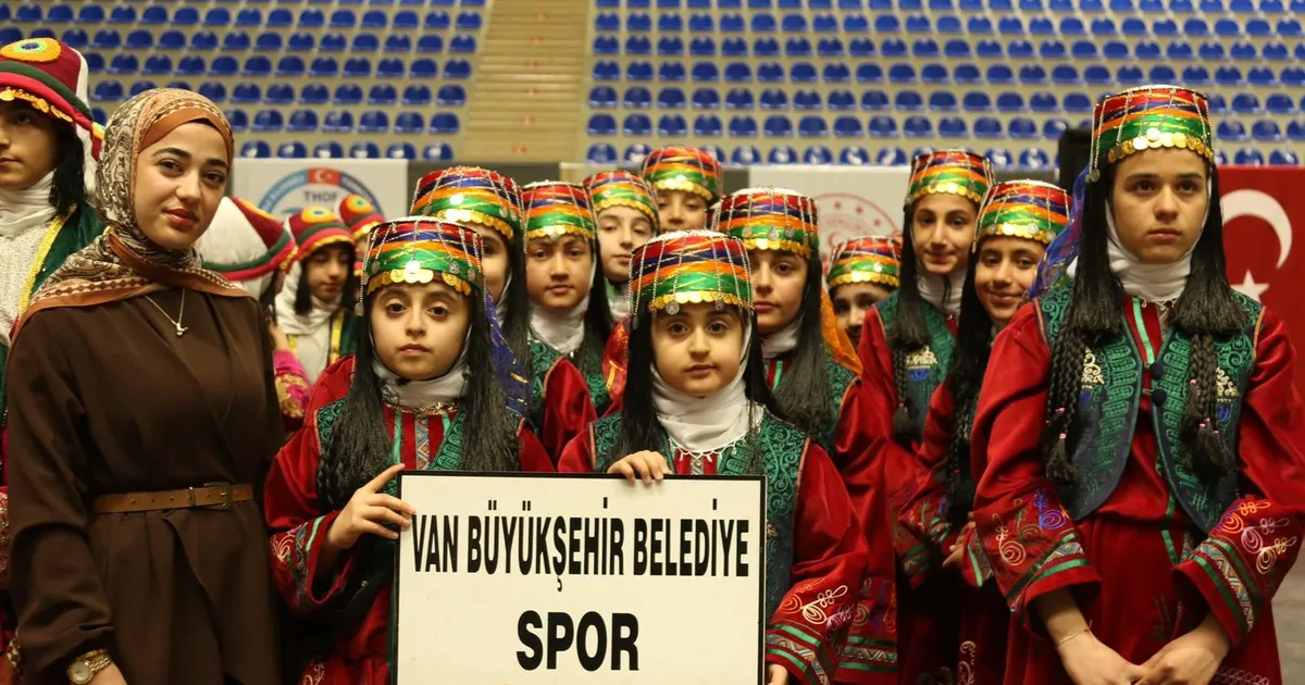 Van Büyükşehir halk oyunlarında şampiyon