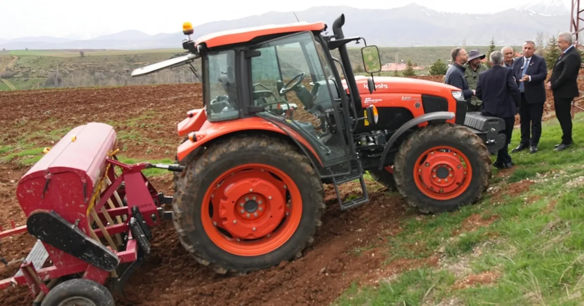 Adana’da Tufanbeyli çiftçisine çilek ve nohut desteği