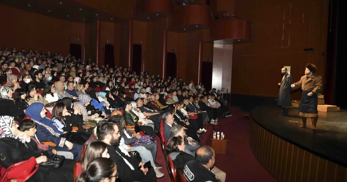 Ankara’da gençlik tiyatrosundan güçlü performans