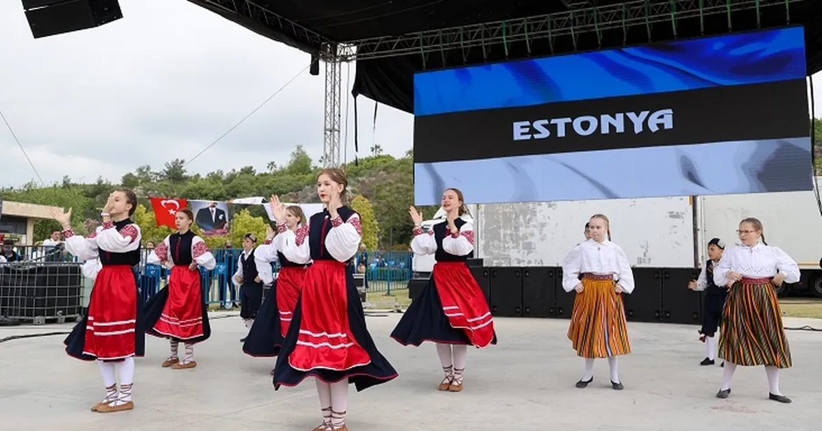 Antalya Çocuk Festivali renkli görüntülere sahne oldu