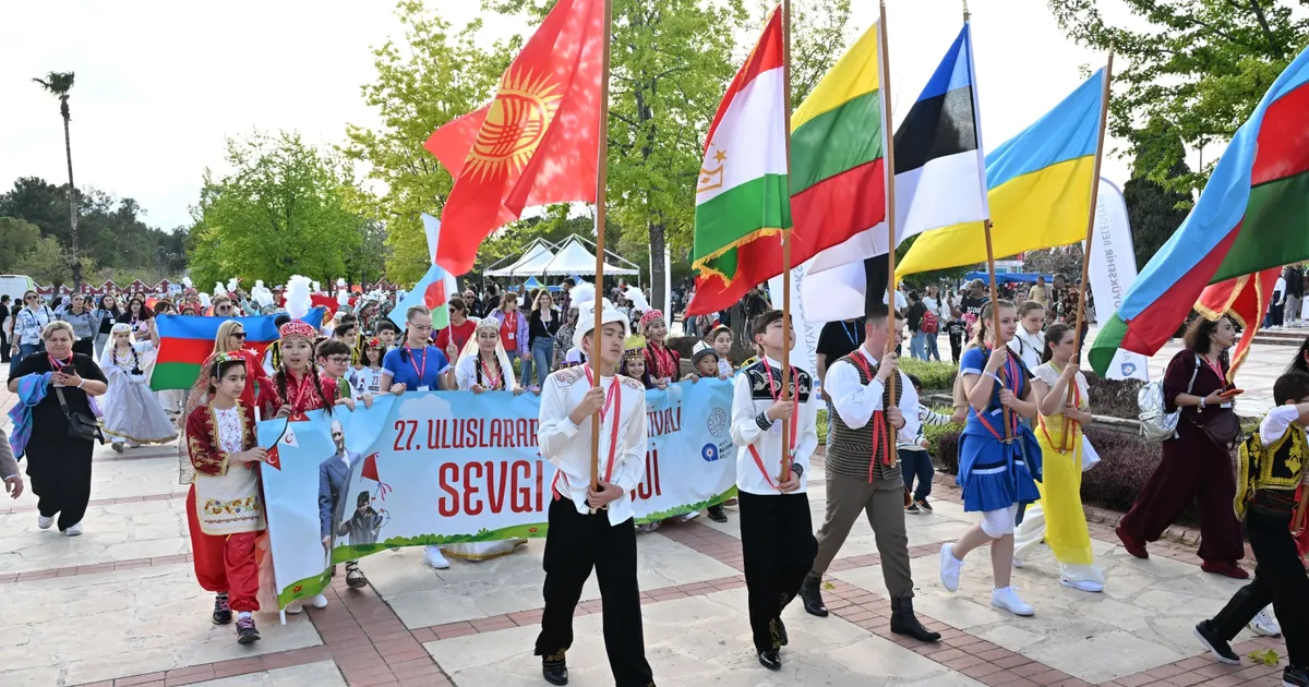 Antalya’da çocuklar Sevgi Korteji’nde buluştu