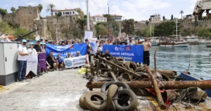 Antalya Büyükşehir Belediyesi, yaz aylarına sayılı günler kala deniz temizliğinde