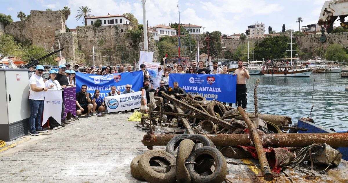 Antalya’da deniz dip temizliği… 5 ton çöp çıkartıldı