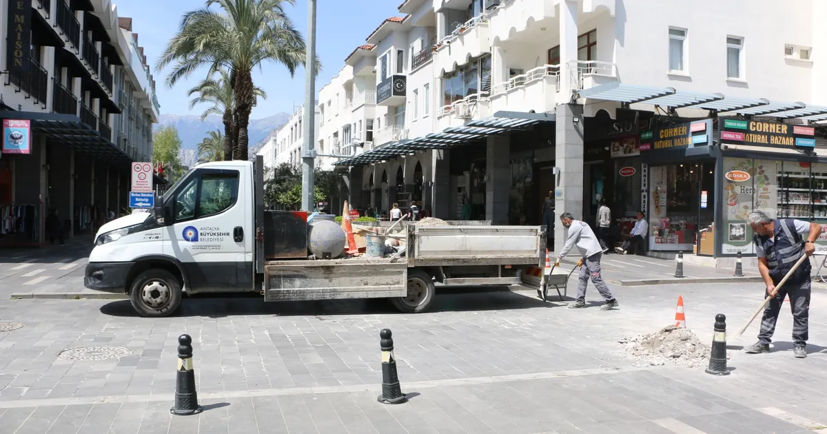 Antalya’da Kemer Liman Caddesi’nde bakım ve onarım