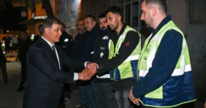 Bornova Belediyesi’nin Tuna Mahallesi Sanat Caddesi’nde yürüttüğü gece asfalt yenileme