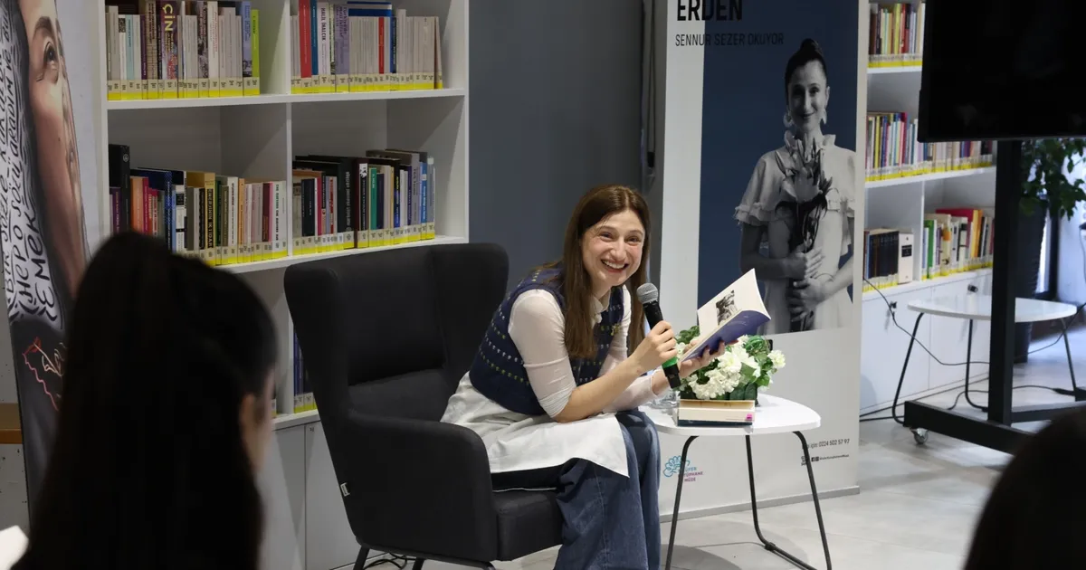 Bursa Nilüfer’de Nezaket Erden, ‘Sennur Sezer’ şiirleri okudu