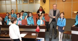 Osmangazi Belediyesi Meclis Salonu’nda ağırlanan ilköğretim öğrencileri, ziyaretçi meclisi uygulamasıyla