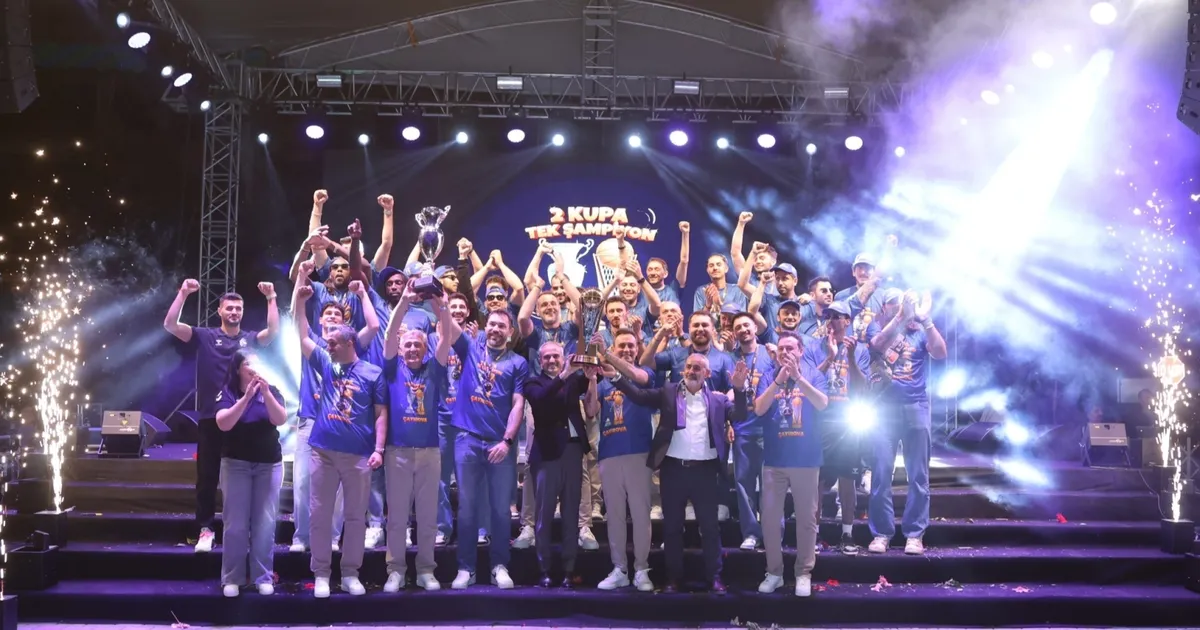 Çayırova’da şampiyon takım, şampiyon taraftarıyla buluştu