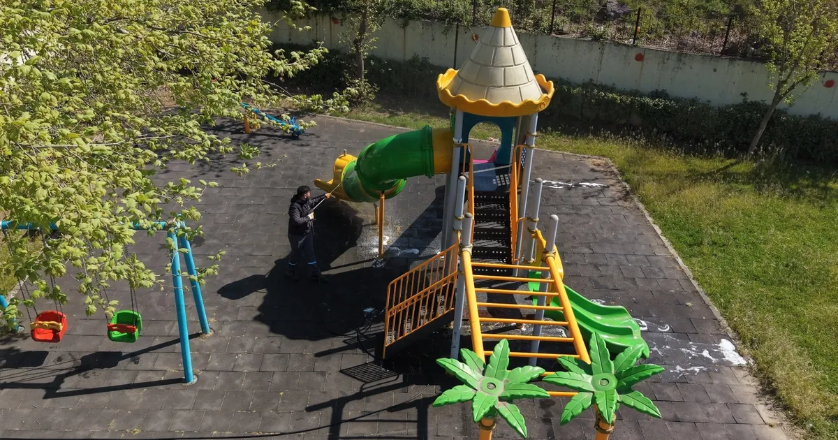 Çayırova’daki parkların oyun grupları yıkanıyor