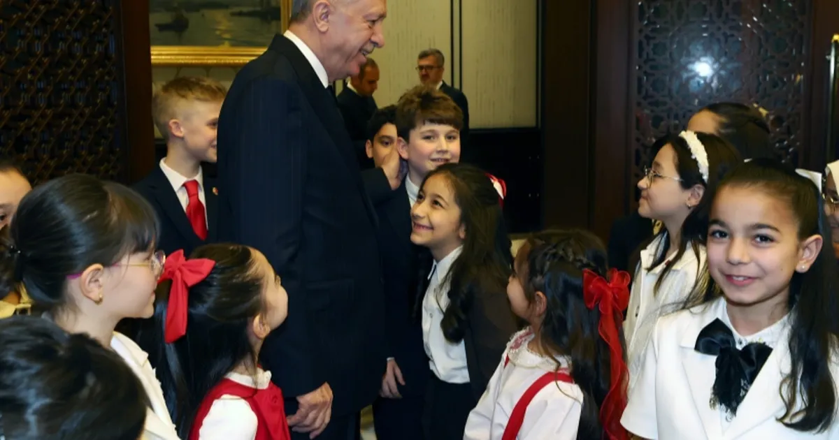 Cumhurbaşkanı Erdoğan, Külliye’de çocukları misafir etti