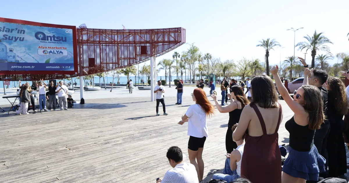 Erasmuslu gençlerden Antalya’da mini konser