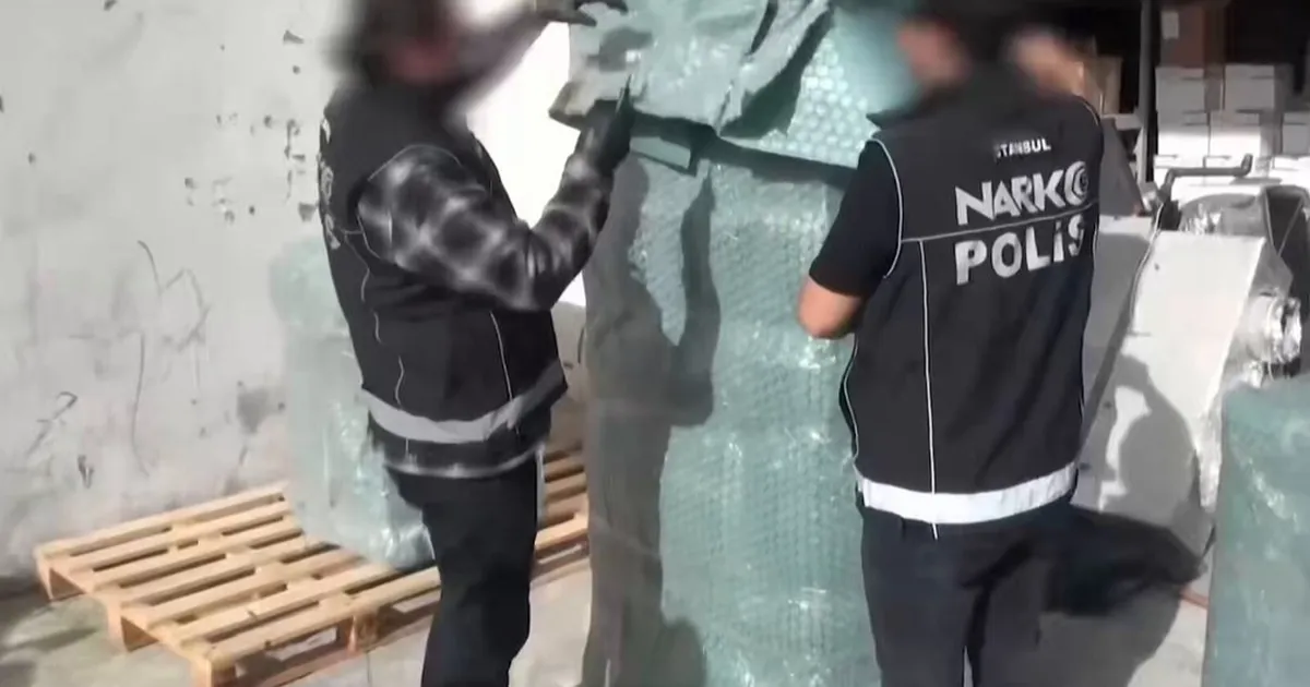 Esenyurt’ta kargoya gizlenmiş 28 kiloluk uyuşturucu ele geçirildi