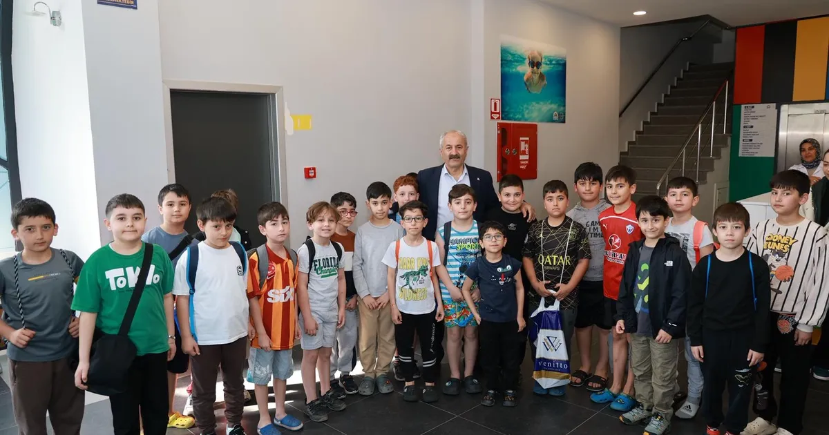 Gebze’de minik yüzücülere Başkan Büyükgöz’den ziyaret