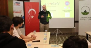 Osmangazi Belediyesi’nin düzenlediği “Genç Filozlar Atölyesi” kapsamında gençler, bilgi kirliliği