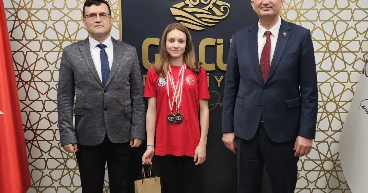 Gölcüklü şampiyon milli yüzücüden Başkan Sezer’e ziyaret