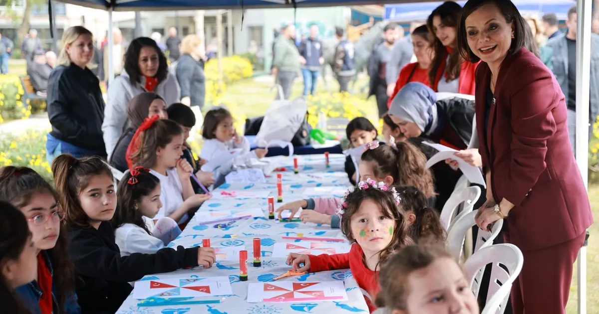 İzmir Karabağlar’da Çocuk Şenliği ilçeyi sardı