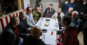 Bornova Belediye Başkanı Ömer Eşki, sabah saatlerinde EVKA-4 minibüs durağını