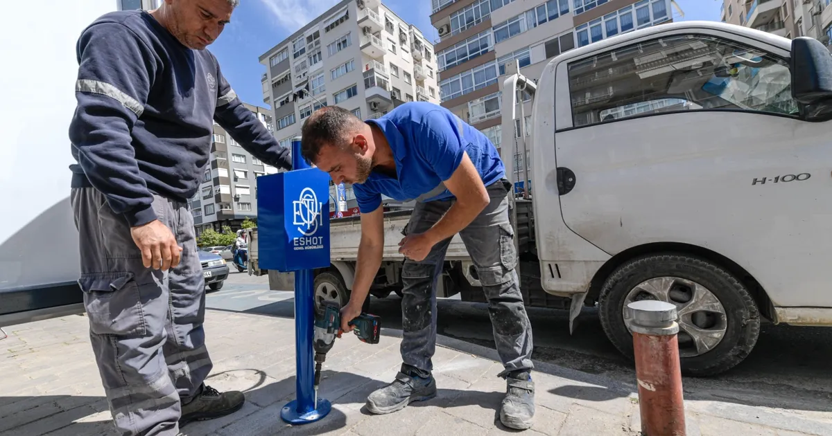 İzmir’de duraklara 3 binin üzerinde çöp kovası
