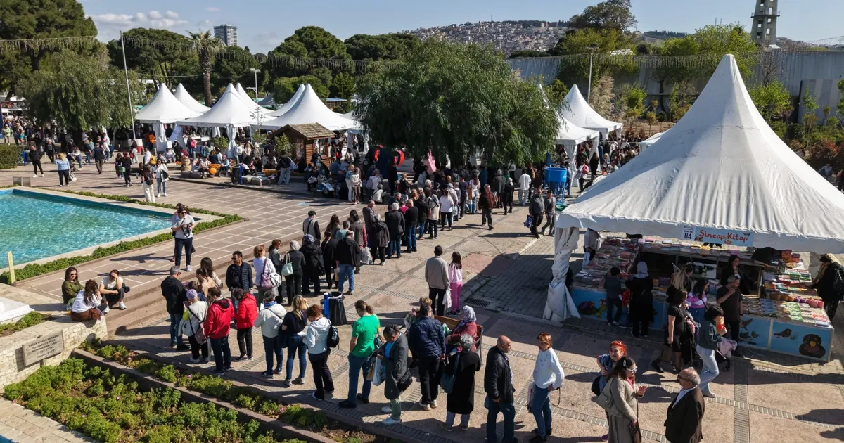 İzmirliler İZKİTAP’a akın etti