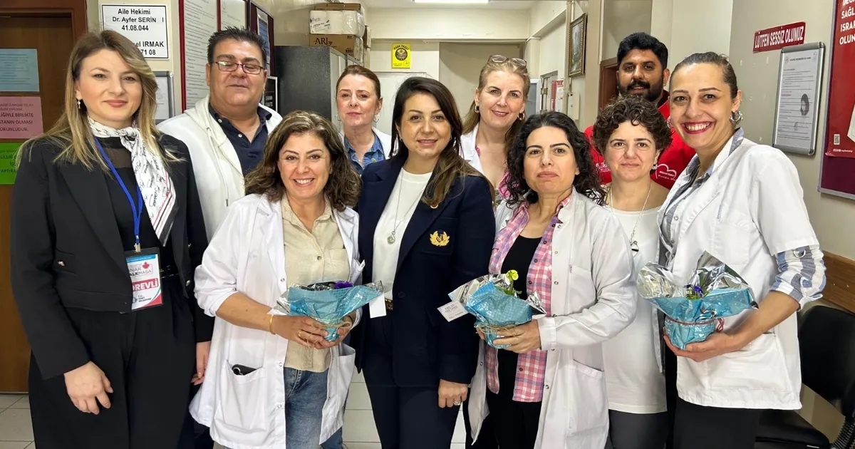 İzmit Belediyesi’nden ebelere anlamlı ziyaret