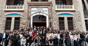 Kocaeli İzmit Belediyesi Çınar Akademi’nin Ankara gezisi, öğrencilerin hem hedeflerini