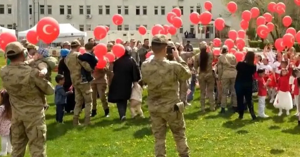 Jandarma’dan öğrencilere 23 Nisan sürprizi