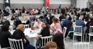Bornova Belediyesi’nin Kent Kasap hizmetinden yararlanan vatandaşlar dayanışma yemeğinde bir