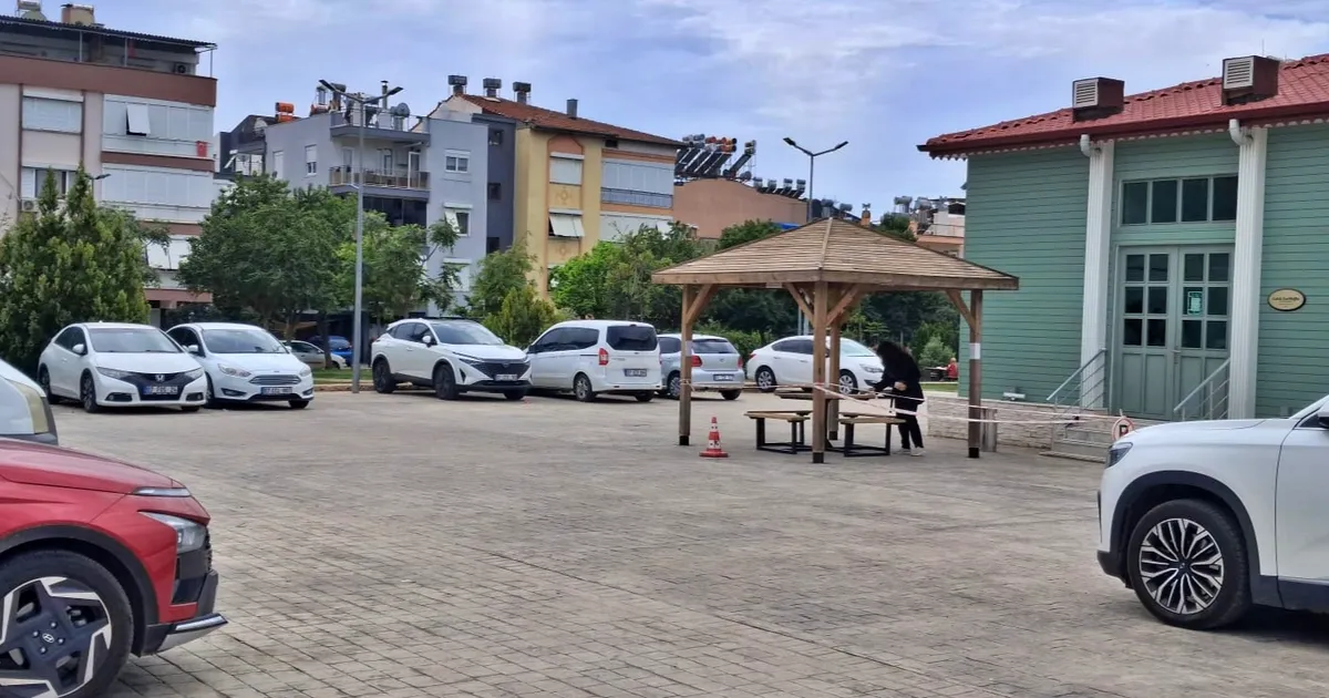 Kepez Cahit Zarifoğlu Kütüphane otoparkı akşamcı meskeni oldu
